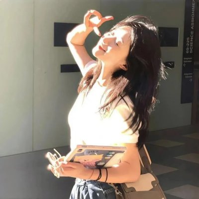 一个唱歌，另一个不唱歌